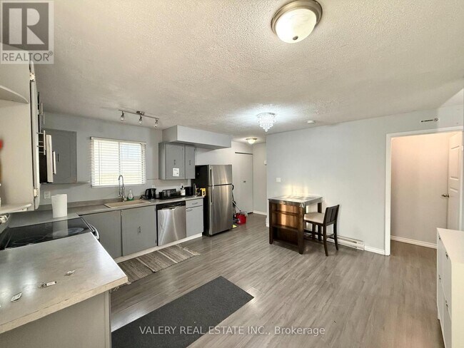 1180 Heathfield Ct in Windsor, ON - Foto de edificio - Building Photo