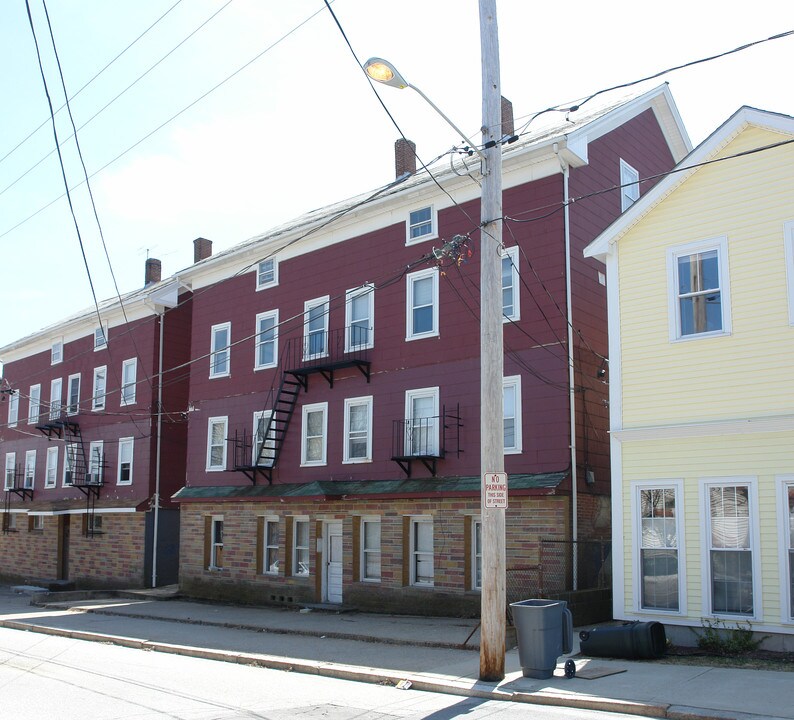 140 Sayles St in Woonsocket, RI - Foto de edificio
