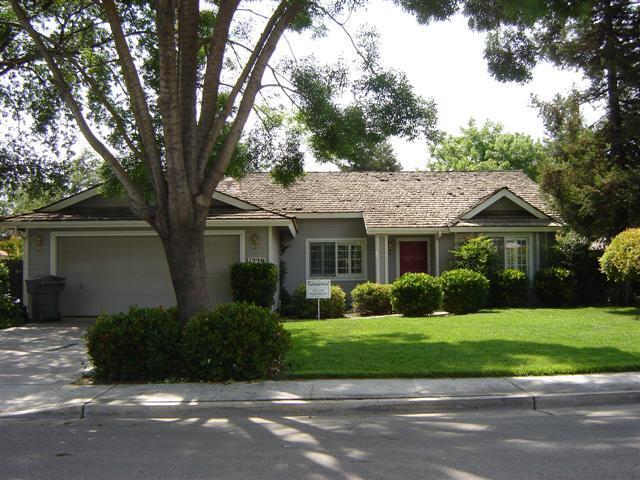 1229 S Peppertree Ct in Visalia, CA - Building Photo