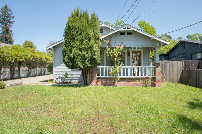 3 detached houses with yards