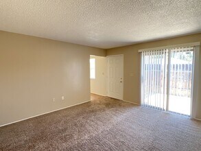 4712 Summertree Ln in Bakersfield, CA - Building Photo - Building Photo