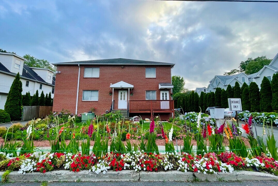 31 Glenwood Ave in Norwalk, CT - Building Photo