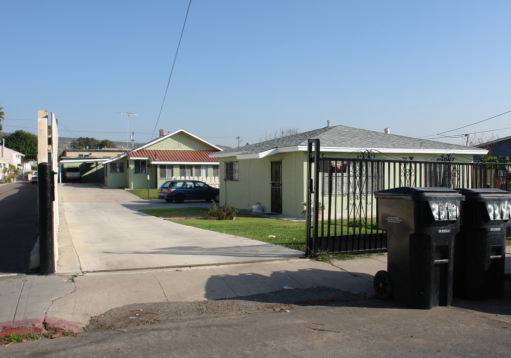 2343-2349 Smythe Ave in San Ysidro, CA - Building Photo