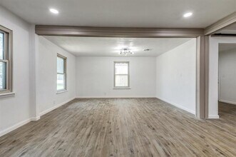 5241 E Berry St in Fort Worth, TX - Building Photo - Building Photo