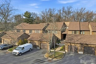 85 Laurel Hollow Ct in Edison, NJ - Building Photo