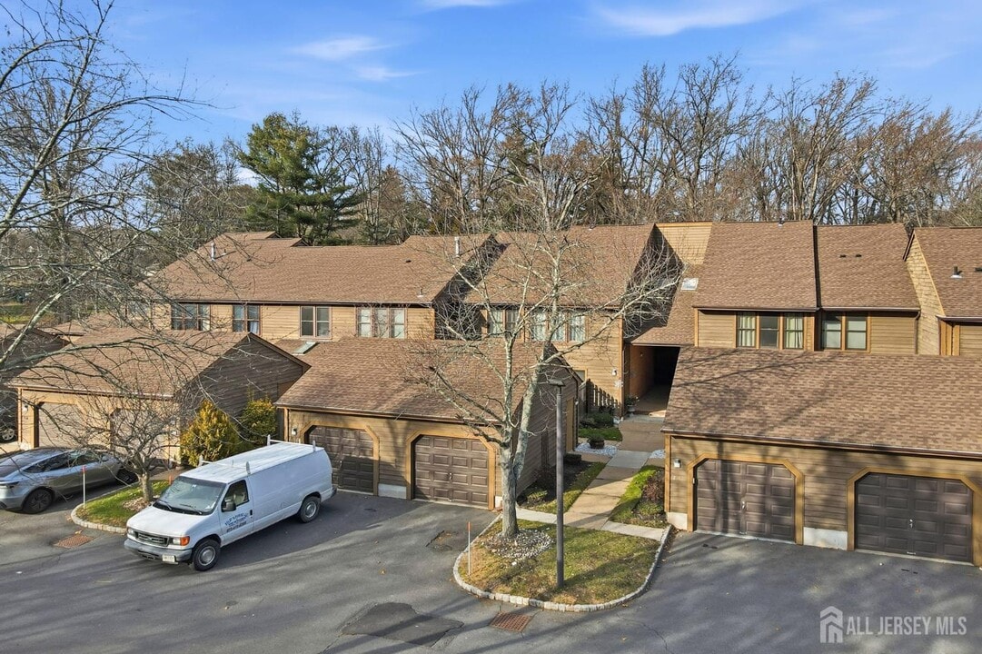 85 Laurel Hollow Ct in Edison, NJ - Building Photo