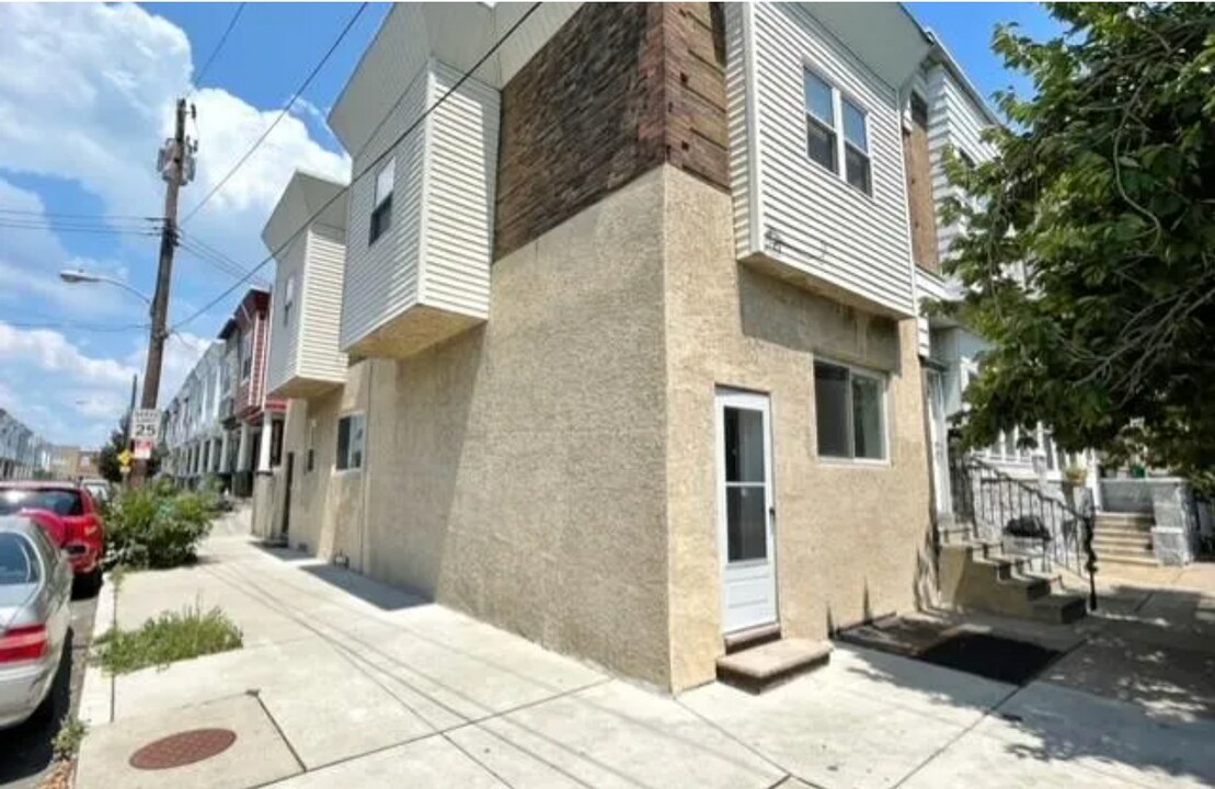 413 W Porter St in Philadelphia, PA - Building Photo