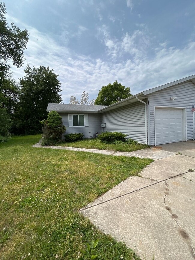 property at 926-928-928 Sprucewood Ln