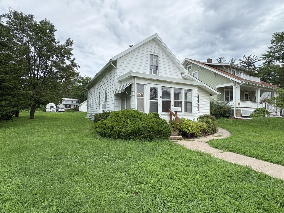 1116 E Davenport St in Iowa City, IA - Building Photo