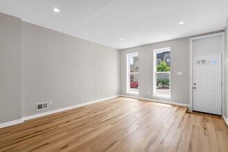 2524 E Fayette St in Baltimore, MD - Building Photo - Building Photo