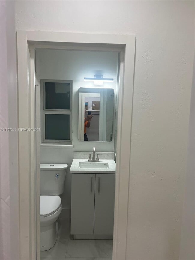 2181 NE 167th St in North Miami Beach, FL - Foto de edificio - Building Photo