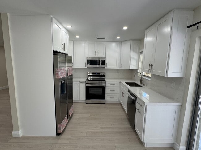 7335 SW 23rd St in Miami, FL - Building Photo - Building Photo