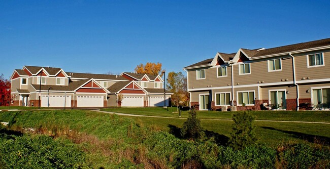 Medina Townhomes in Medina, MN - Foto de edificio - Building Photo