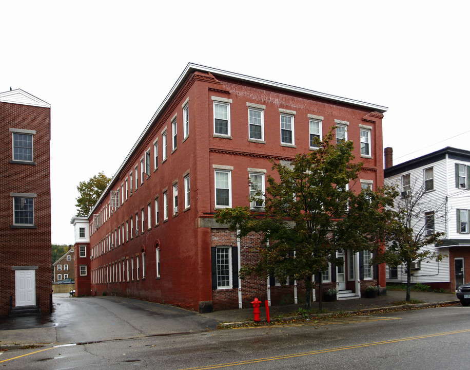 5 Central St in Farmington, NH - Foto de edificio