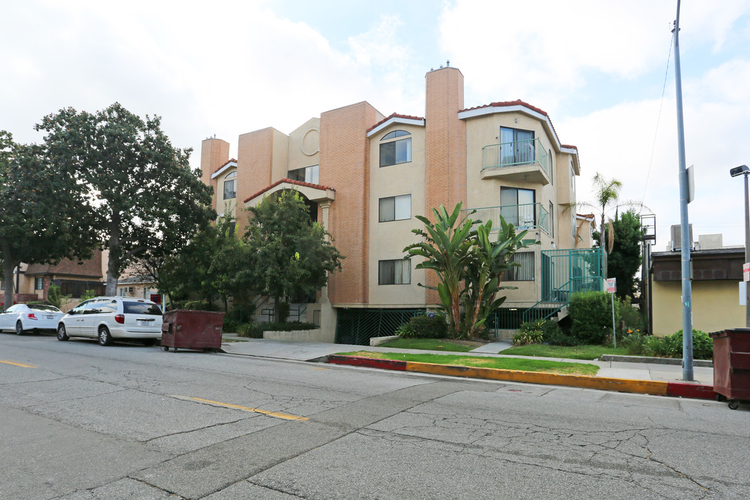 450 W Dryden St in Glendale, CA - Building Photo