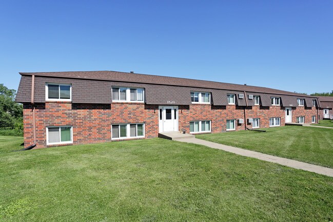 Stonewood Apartments in Marion, IA - Building Photo - Building Photo