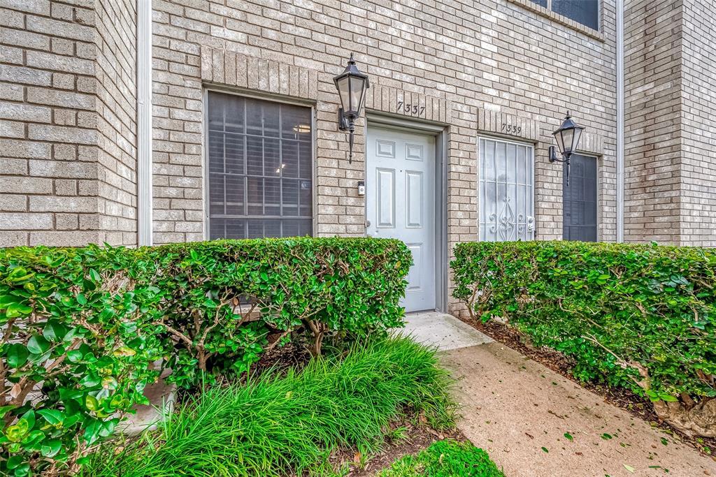 7337 Regency Square Ct in Houston, TX - Building Photo