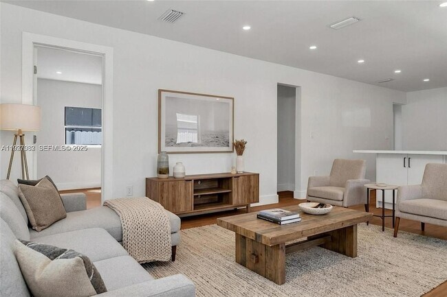 1046 Jann Ave in Opa Locka, FL - Building Photo - Building Photo