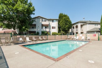 Alderbrook Apartments in Kent, WA - Building Photo - Building Photo