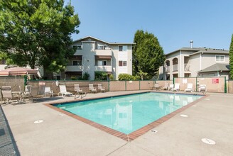 Alderbrook Apartments in Kent, WA - Foto de edificio - Building Photo