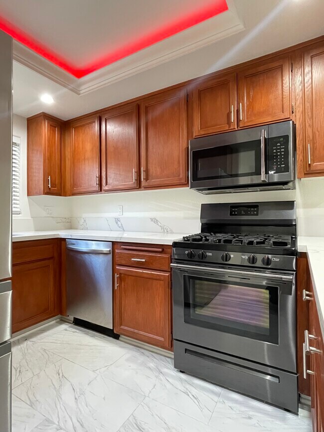 15114 Sherman Way in Van Nuys, CA - Foto de edificio - Building Photo