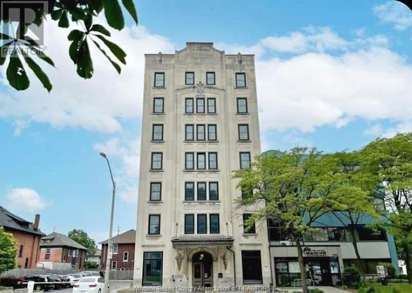 1011 Ouellette Ave in Windsor, ON - Building Photo