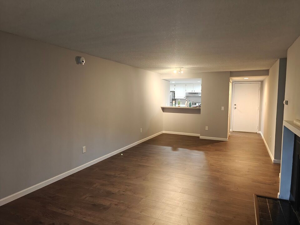 611 SW 5th Ct, Unit A101 in Renton, WA - Building Photo