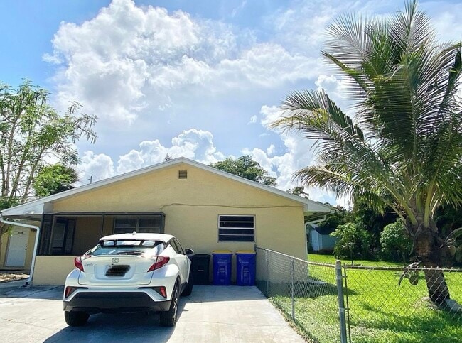 3278 SE Ferndale Ave in Stuart, FL - Building Photo - Building Photo