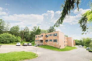 Colonial Commons in Coraopolis, PA - Building Photo