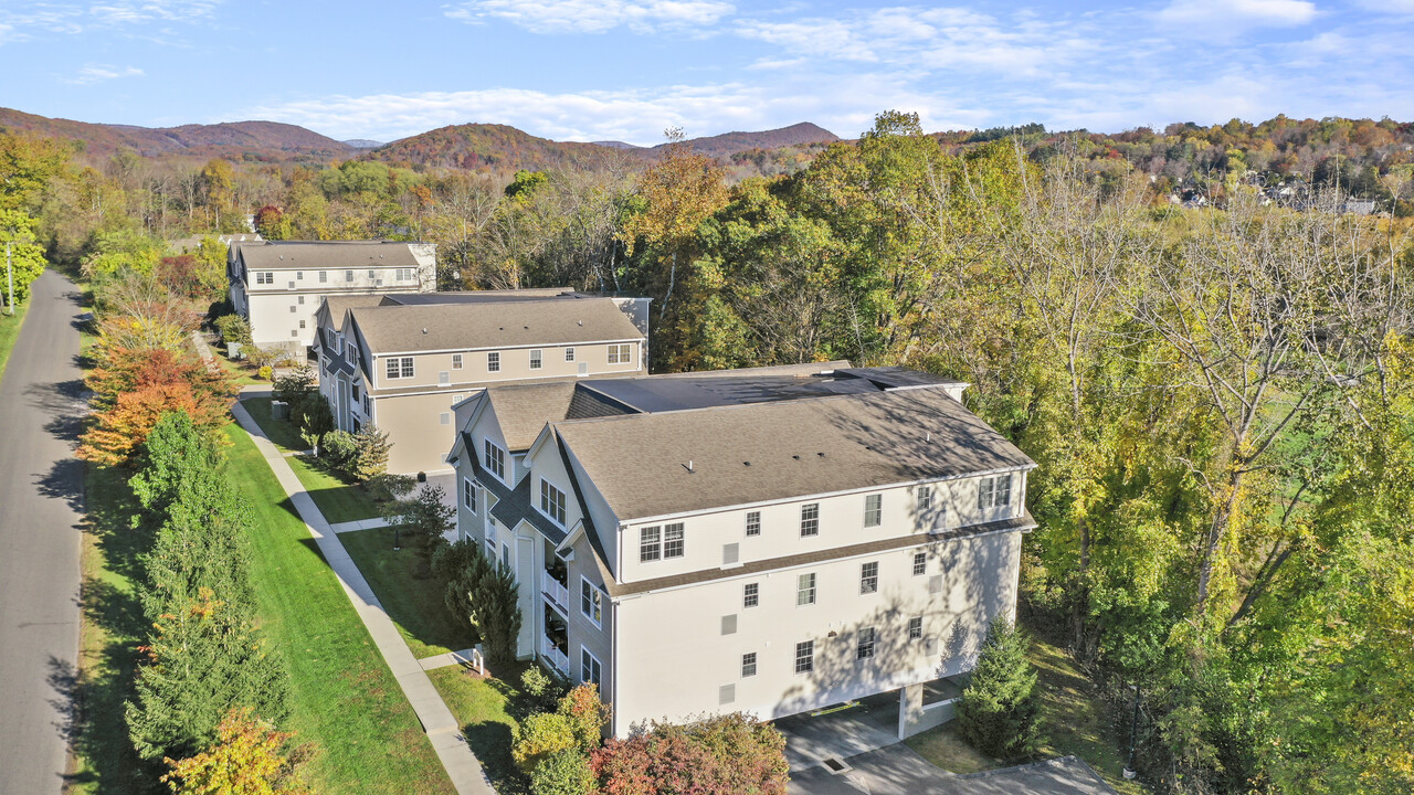 Overlook at Fort Hill Apartments in New Milford, CT - Foto de edificio