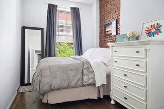 318 W 15th St in New York, NY - Building Photo - Building Photo