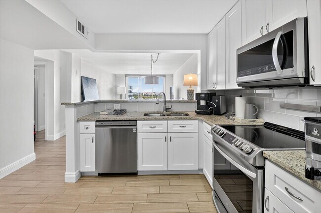 3581 S Ocean Blvd in South Palm Beach, FL - Building Photo - Building Photo