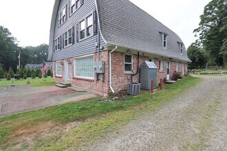 235 Thompson St in Shelton, CT - Building Photo - Building Photo