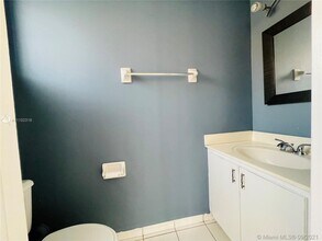 8084 NW 10th St-Unit -4 in Miami, FL - Building Photo - Building Photo