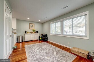 300 Reneau Way in Herndon, VA - Foto de edificio - Building Photo