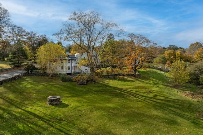 45 Burying Hill Rd in Greenwich, CT - Building Photo - Building Photo