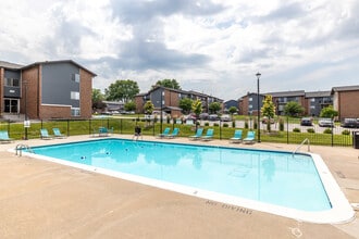 Country Club Village Apartments in West Des Moines, IA - Foto de edificio - Building Photo