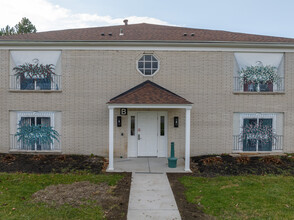 Brickstone Manor in Lancaster, NY - Foto de edificio - Building Photo