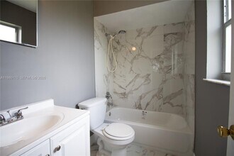 825 SW 10th St in Hallandale Beach, FL - Building Photo - Building Photo