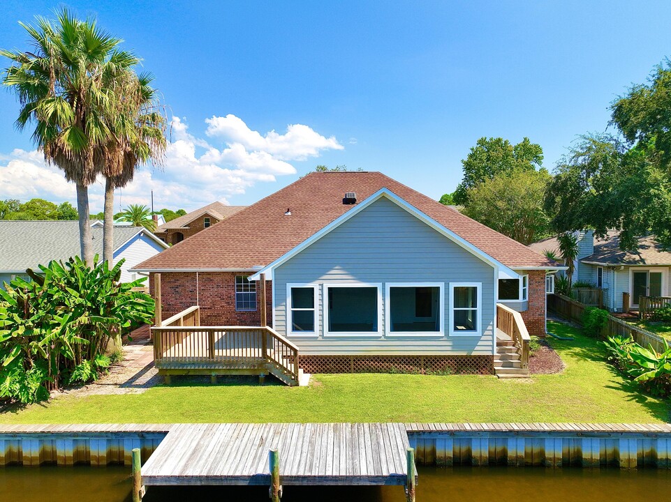 1643 Kalakaua Ct in Gulf Breeze, FL - Foto de edificio