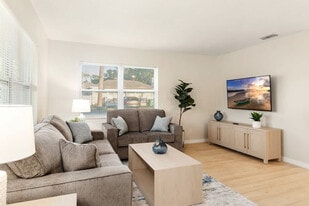 5542 20th St in Zephyrhills, FL - Building Photo