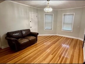 609 King Philip St, Unit 2 in Fall River, MA - Foto de edificio - Building Photo