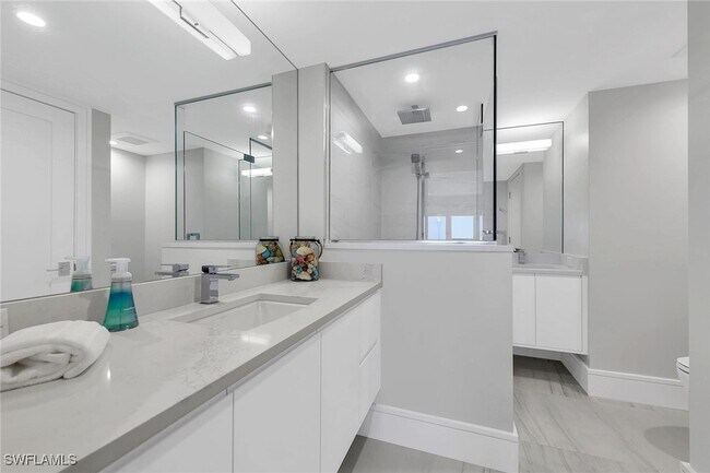 property at 2885 Gulf Shore Blvd N