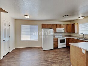 7658 Snowy Owl Rd in Eagle Mountain, UT - Foto de edificio - Building Photo