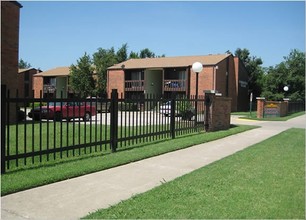 906-920 E Lindsey St in Norman, OK - Foto de edificio - Building Photo