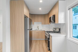 4321 Saugus Ave in Sherman Oaks, CA - Foto de edificio - Building Photo