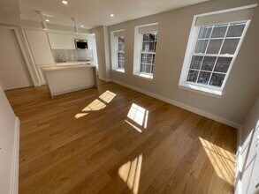 16 Fleet St, Unit 6 in Boston, MA - Foto de edificio - Building Photo