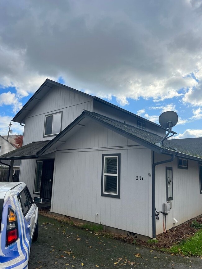 231 NE School St in Grants Pass, OR - Building Photo - Building Photo