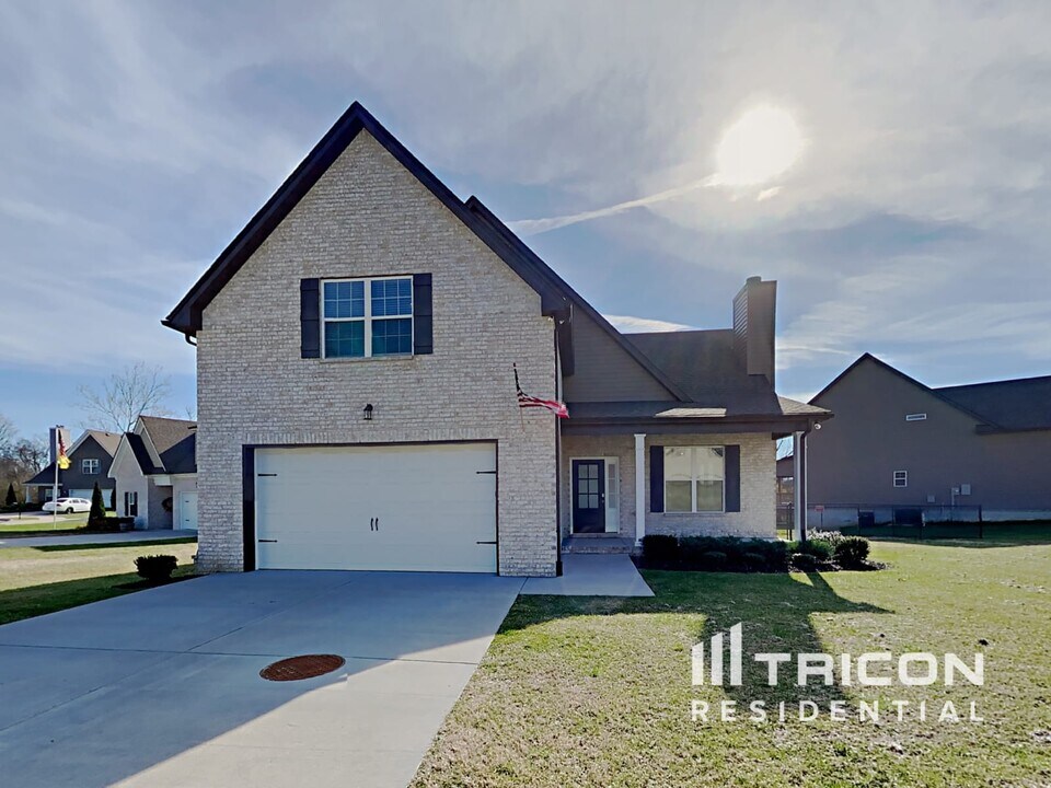 1084 Harper Dean Wy in Gallatin, TN - Building Photo
