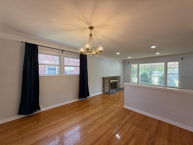 2082 Vernier Rd in Grosse Pointe Woods, MI - Building Photo - Building Photo